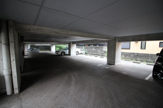 ファミール西舞子の駐車場