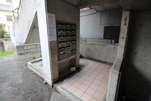 ファミール西舞子のエントランス