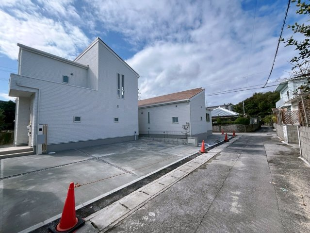 グラファーレ恩納村安富祖　2号棟の前面道路含む現地写真