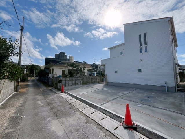 グラファーレ恩納村安富祖　2号棟の前面道路含む現地写真