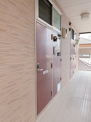 レオパレスブランシュヴァルⅢの玄関