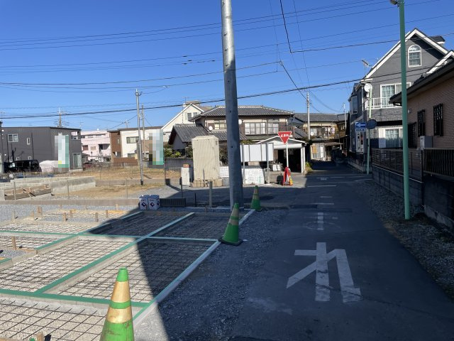 【前面道路含む現地写真】 | 深谷市上野台第59期　ワイウッドコート　新築戸建　全3区画　1号棟　