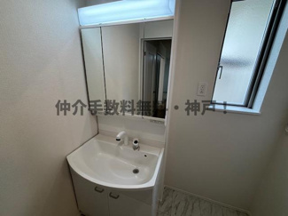 【独立洗面台】 | 神戸市垂水区神陵台9丁目　新築戸建1号棟　仲介手数料無料！ | 独立洗面台です
