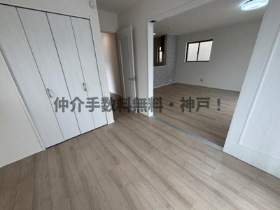 【洋室】 | 神戸市垂水区神陵台9丁目　新築戸建1号棟　仲介手数料無料！ | 明るい洋室です