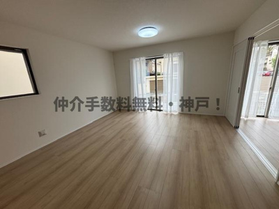 【居間・リビング】 | 神戸市垂水区神陵台9丁目　新築戸建1号棟　仲介手数料無料！ | こちらの居間で趣味の時間をお楽しみください