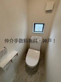 【トイレ】 | 神戸市垂水区神陵台9丁目　新築戸建1号棟　仲介手数料無料！ | ゆったりとした空間のトイレです