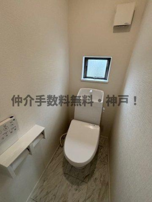 【トイレ】 | 神戸市垂水区神陵台9丁目　新築戸建1号棟　仲介手数料無料！ | ゆったりとした空間のトイレです