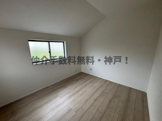 【洋室】 | 神戸市垂水区神陵台9丁目　新築戸建1号棟　仲介手数料無料！ | 落ち着いた色調の洋室です