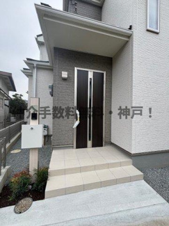【玄関】 | 神戸市垂水区神陵台9丁目　新築戸建1号棟　仲介手数料無料！ | きれいな玄関です