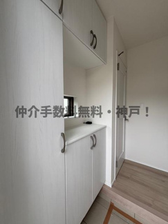【玄関】 | 神戸市垂水区神陵台9丁目　新築戸建1号棟　仲介手数料無料！ | 収納もある玄関です