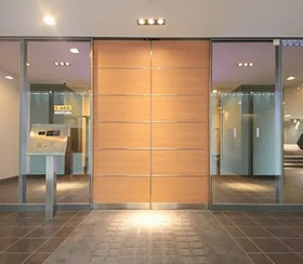 クロスレジデンス大阪新町のエントランス