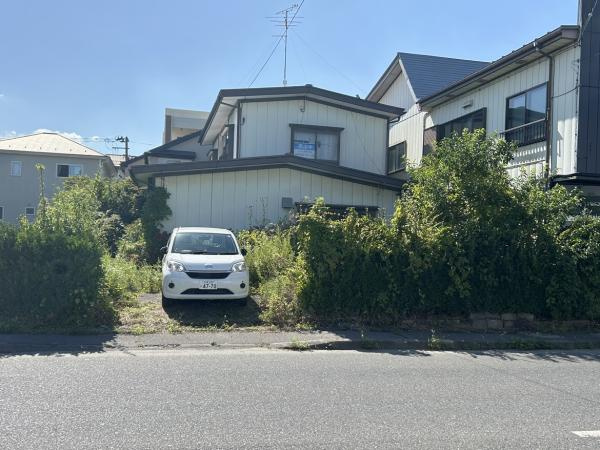 八戸市諏訪１丁目の前面道路含む現地写真|【リフォーム中】駐車場は普通車並列３台駐車できるように拡張工事をします。