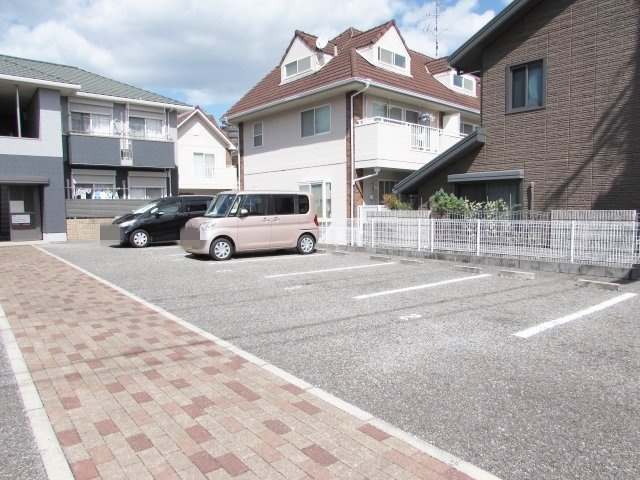 シャーメゾン逆瀬川A棟の駐車場|駐車スペースもあります