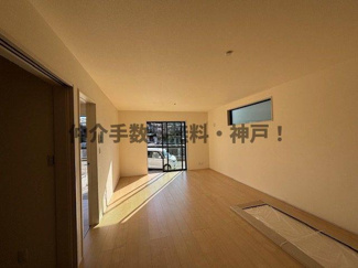 【居間・リビング】 | 神戸市垂水区福田3丁目　新築戸建　仲介手数料無料！ | 使いやすいリビングです