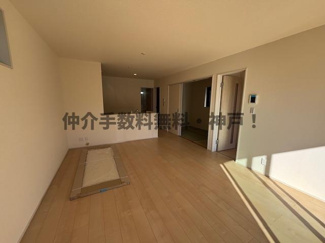 【居間・リビング】 | 神戸市垂水区福田3丁目　新築戸建　仲介手数料無料！ | こちらの居間で趣味の時間をお楽しみください