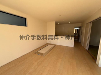 【居間・リビング】 | 神戸市垂水区福田3丁目　新築戸建　仲介手数料無料！ | こちらの居間で趣味の時間をお楽しみください