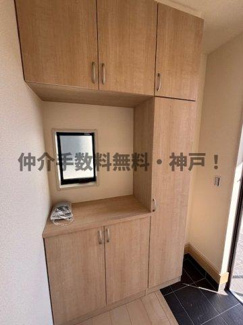 【玄関】 | 神戸市垂水区福田3丁目　新築戸建　仲介手数料無料！ | 収納もある玄関です
