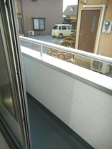 暖かな日差しのふりそそぐバルコニー