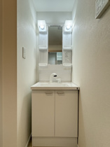 ゆったりとスペースのある洗面所