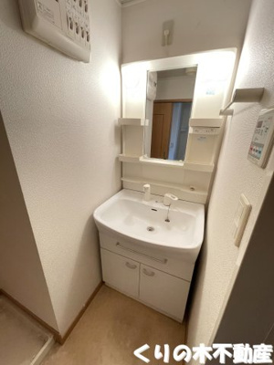 【洗面所】 | メゾン・コリーヌ | 明るい洗面所です