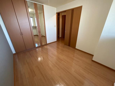 【内装】 | エーデルハイム | 洋室クローゼットは姿見付き