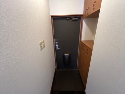 【玄関】 | エーデルハイム | 小物も置けるカウンター下駄箱