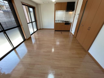 【居間・リビング】 | エーデルハイム | ２つの掃き出し窓で開放感のあるリビング