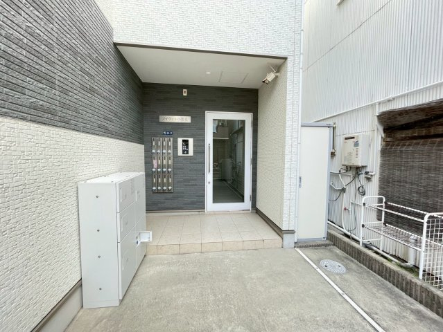 ノイヴェル小若江のエントランス