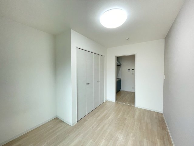 ノイヴェル小若江の洋室