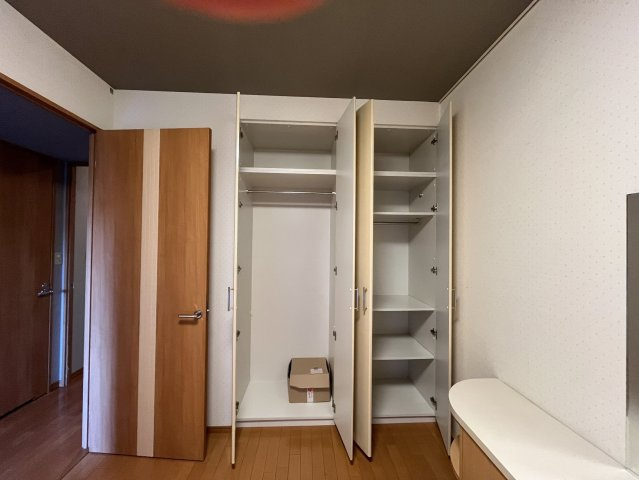 ジュネス泉佐野コンドミニオの洋室