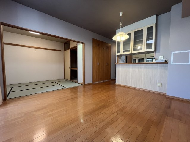 ジュネス泉佐野コンドミニオの居間・リビング