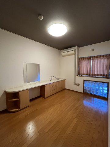 ジュネス泉佐野コンドミニオの洋室