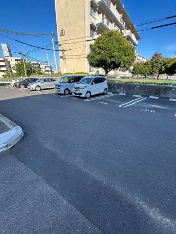 新多聞第２住宅１０９号棟の駐車場|駐車スペースもあります