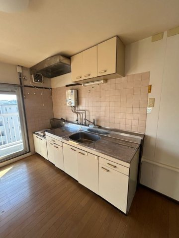 新多聞第２住宅１０９号棟のキッチン|コンパクトなキッチンで掃除もラクラク