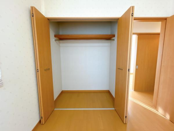 八戸市南白山台２丁目の収納|2階6帖洋室クローゼット