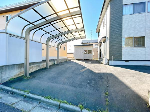 八戸市南白山台２丁目の駐車場|縦列2台駐車可能です。1台分カーポートがついています。物置の前にはコンパクト車2台駐車可能です。