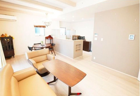 安城市横山町浜畔上　中古戸建の居間・リビング|室内非常にきれいにお使いです