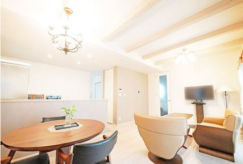 安城市横山町浜畔上　中古戸建の居間・リビング|ゆったり過ごせる居間です