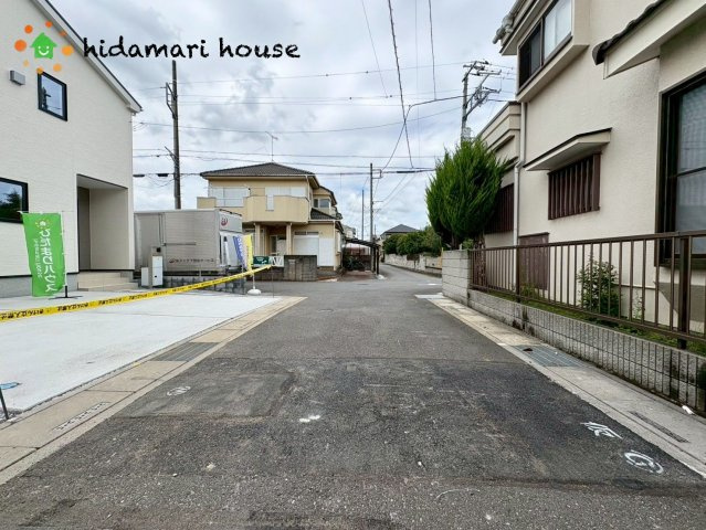 桶川市上日出谷南1丁目第1期　新築戸建　リナージュ01の前面道路含む現地写真