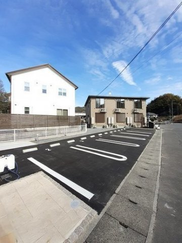 フローラⅡの駐車場