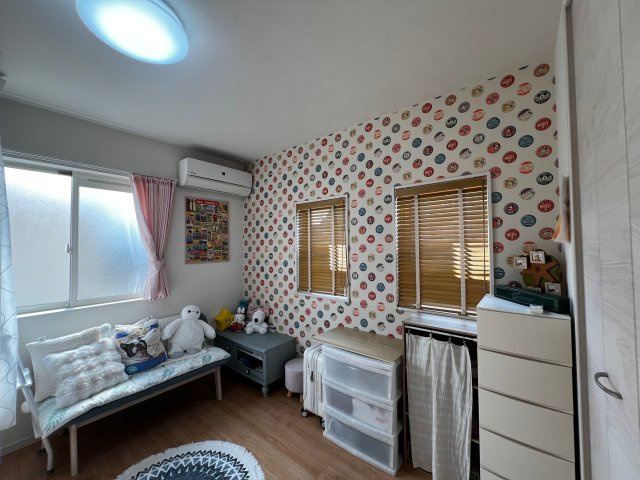 上津町一戸建の洋室