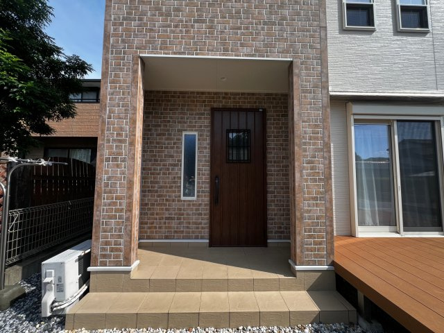 上津町一戸建の玄関|明るい玄関は「ただいま！」「おかえり！」が聞こえる明るい家庭が目に浮かびますね♪