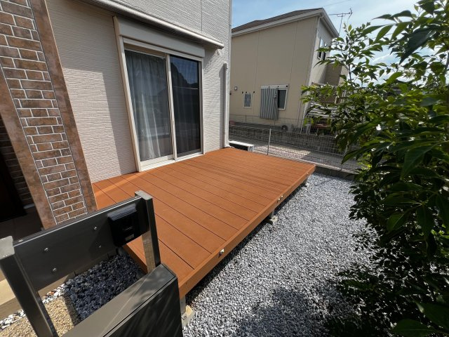 上津町一戸建の庭|ウッドデッキで日光浴