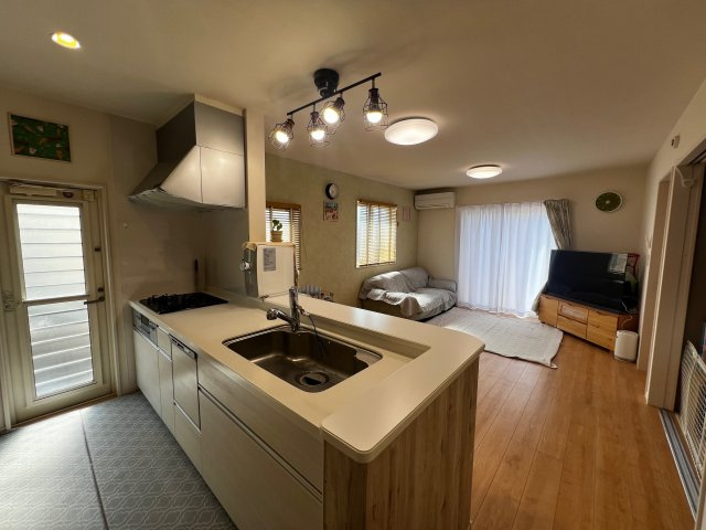 上津町一戸建のキッチン|料理をしながらご家族との会話を楽しめる対面キッチンです。リビングを見渡せる作りが人気です