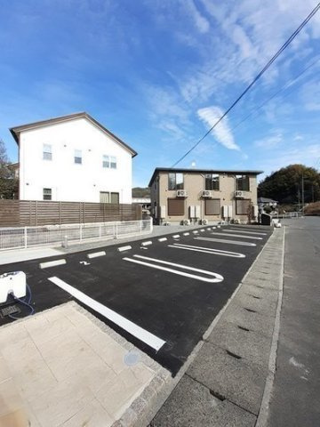 フローラⅡの駐車場