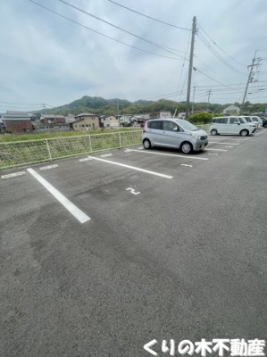 【駐車場】 | ディアスしまなみB棟 | 車をお持ちの方に嬉しい駐車場付きの物件です
