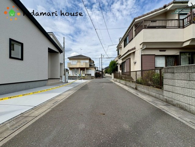 桶川市上日出谷南1丁目第1期　新築戸建　リナージュ02の前面道路含む現地写真