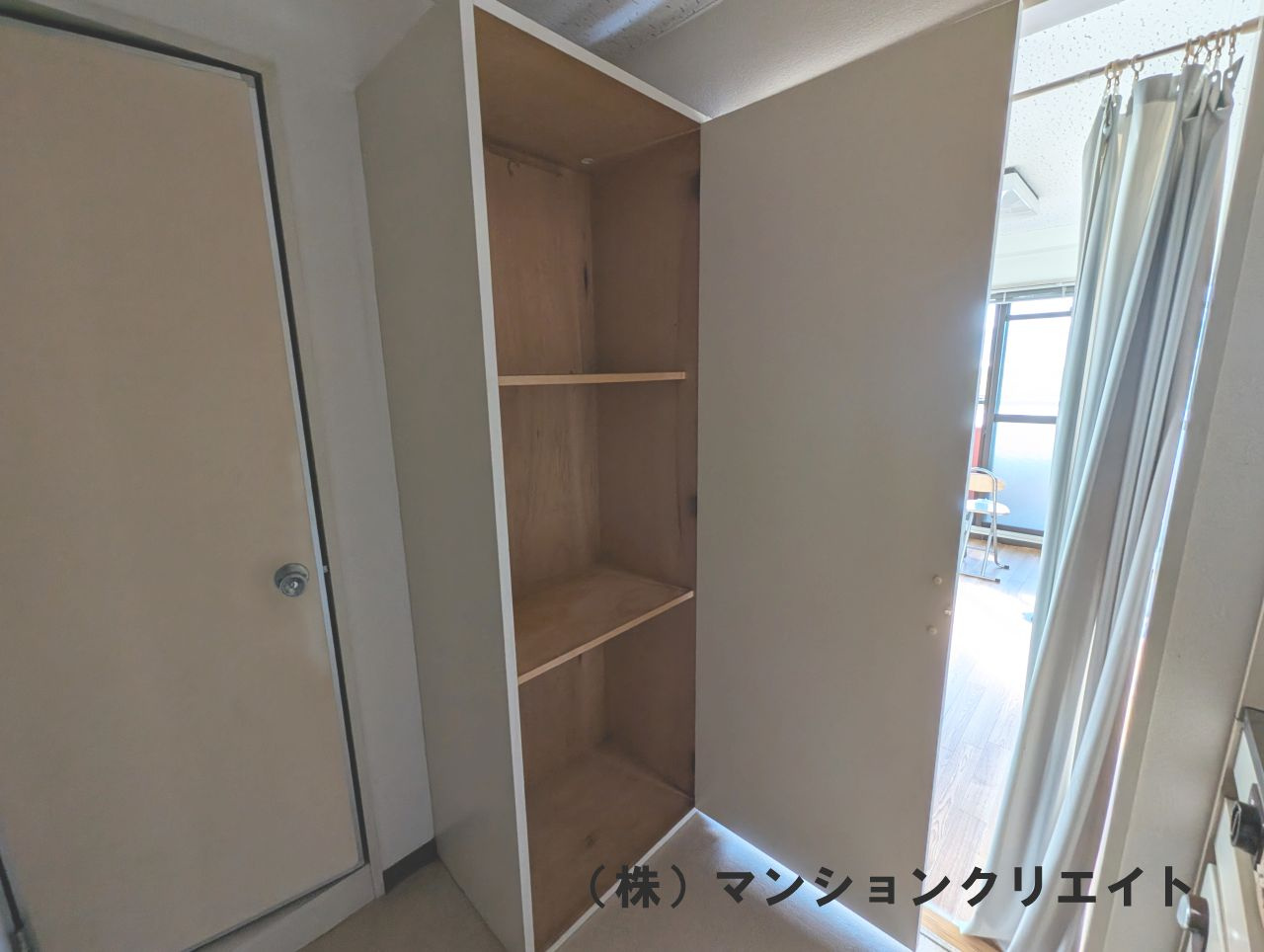 ゴールデンパーク豊島の収納|ユニットバス入り口の横には作り付けの棚が付いています