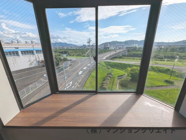 ゴールデンパーク豊島の洋室|東側の出窓