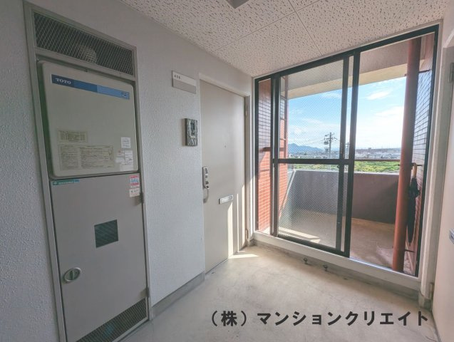 ゴールデンパーク豊島の玄関|外玄関です　角部屋で廊下には窓があり明るいです
